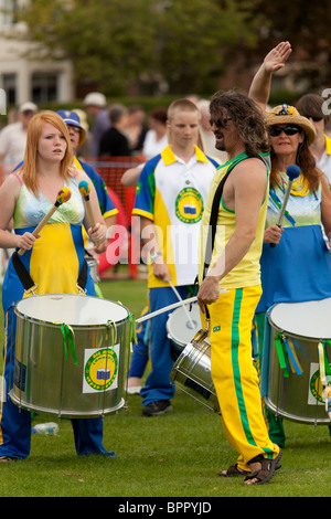 Percussions Samba band at country fair par gros bruit Bande Samba communautaire Banque D'Images