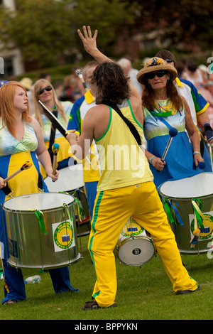 Percussions Samba band at country fair par gros bruit Bande Samba communautaire Banque D'Images