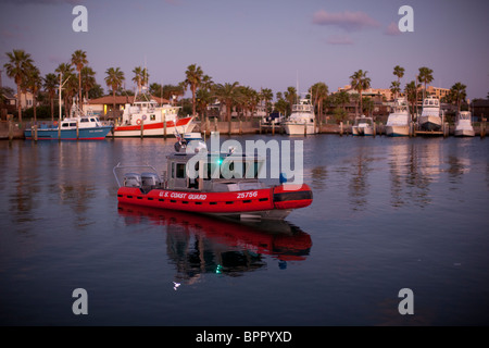 Patrouilleur des garde-côtes américains chefs sortir du port à Port Aransas, Texas. Banque D'Images