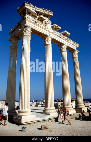 Les touristes dans les ruines du temple d'Apollon, Side, Antalya, Turquie Banque D'Images