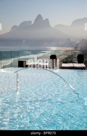 La vaste étendue de plage d'Ipanema et Leblon, deux des plus riches quartiers de Rio de Janeiro, Brésil. Banque D'Images