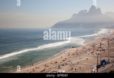 La vaste étendue de plage d'Ipanema et Leblon, deux des plus riches quartiers de Rio de Janeiro, Brésil. Banque D'Images