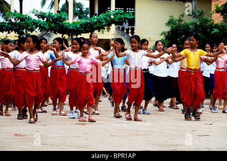 Les élèves pratiquant les danses traditionnelles khmères à l'École des beaux-arts- Phnom Penh, Cambodge Banque D'Images