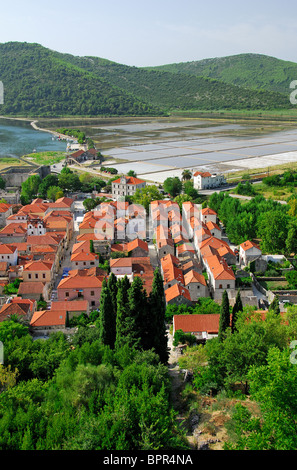 La Croatie. Une vue de la ville de Ston, avec salines derrière, sur la péninsule de Peljesac. Banque D'Images