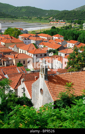 La Croatie. Une vue de la ville de Ston, avec salines derrière, sur la péninsule de Peljesac. Banque D'Images