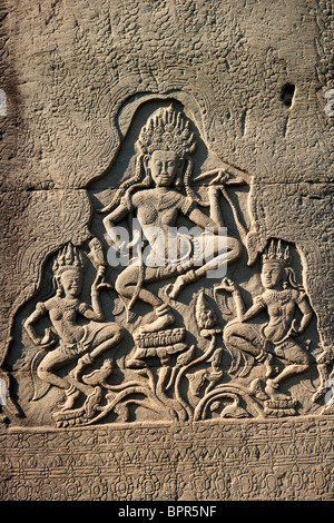 Apsaras dansant sur une colonne, bas-relief, le Bayon, Angkor Thom, Siem Reap, Cambodge Banque D'Images