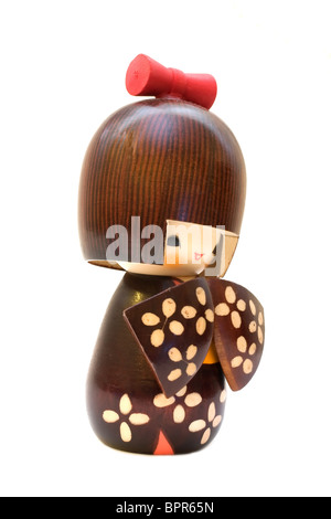 Poupée japonaise Kokeshi isolé sur blanc. Banque D'Images
