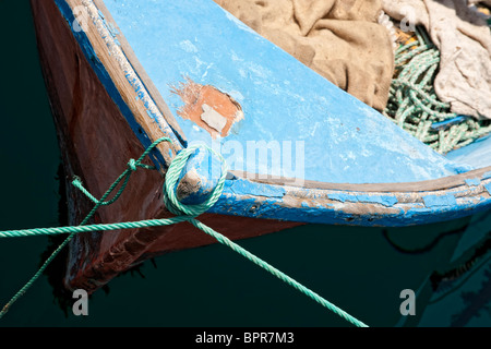 De près de l'arc d'un petit bateau de pêche amarrés dans le port de plaisance de Puerto Mogan, Gran Canaria Banque D'Images