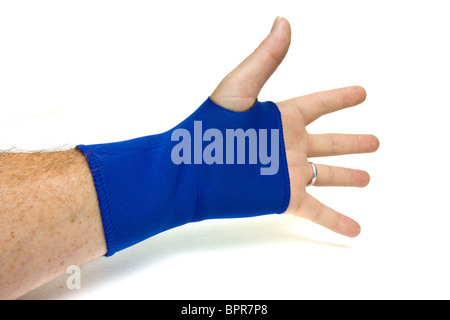 La main des hommes portant des gestes Wrist support en néoprène bleu sur fond blanc. Banque D'Images