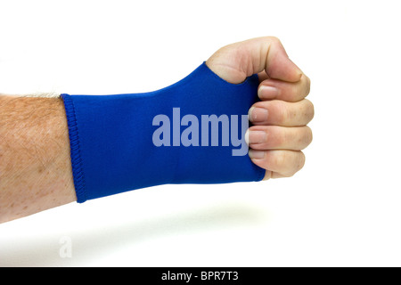 La main des hommes portant des gestes Wrist support en néoprène bleu sur fond blanc. Banque D'Images