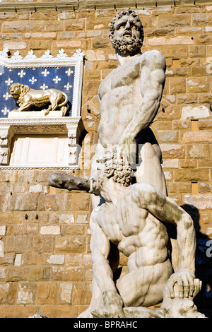 Italie Toscane Florence 1533 La statue d'Hercule et Cacus par Bandinelli en dehors de Palazzo Vecchio à la Piazza della Signoria Banque D'Images