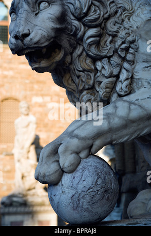 Italie Toscane Florence 1533 La statue d'Hercule et Cacus par Bandinelli dans la Piazza della Signoria par le Palazzo Vecchio Banque D'Images