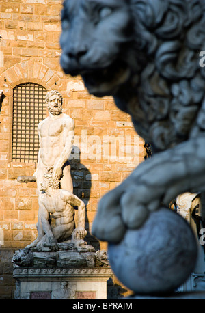 Italie Toscane Florence 1533 La statue d'Hercule et Cacus par Bandinelli dans la Piazza della Signoria par le Palazzo Vecchio Banque D'Images