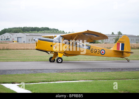 Auster J-1N ARC Alpha 16693 G-BLPG roulait le long de la piste à Breighton Airfield Banque D'Images