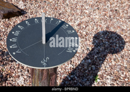 Près d'un cadran solaire de jardin en ardoise. Royaume-uni Grande-Bretagne Banque D'Images