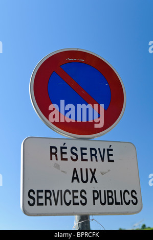 No parking sign en français 'réservé aux services publics" (réservés aux véhicules de service public) Banque D'Images