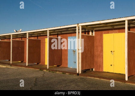 Cabanes de plage de fin de saison d'été à Westgate sur Sea Kent UK ce sont HOMER SYKES des années 2007 2000 appartenant au conseil Banque D'Images