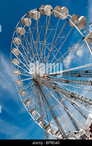 À la recherche jusqu'à une grande roue roue Ferries ou contre un ciel bleu à la Great Dorset steam fair 2010, Angleterre Banque D'Images