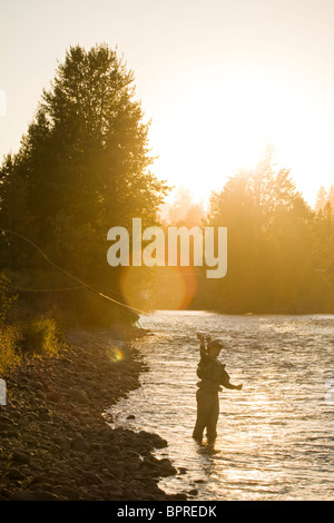 Un pêcheur de mouche jette dans la rivière Yakima, dans le centre de Washington. Banque D'Images