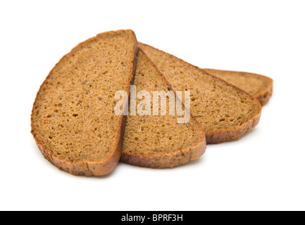 Trois empilés attisé tranches de pain de seigle avec des graines de cumin isolated on white Banque D'Images