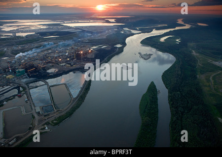 Installation de l'usine de Suncor et millénaire Site minier le long de la rivière Athabasca, au nord de Fort McMurray, Alberta, Canada. Banque D'Images