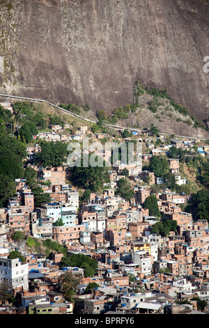 Scène de la Rocinha, la plus grande favela, aka slum ou bidonville, sur les hauteurs de Rio de Janeiro, Brésil. Banque D'Images