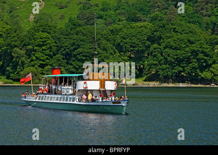 Les gens qui apprécient la sortie en bateau sur le Steamer Raven sur Ullswater En été Lake District National Park Cumbria Angleterre United Royaume GB Grande-Bretagne Banque D'Images