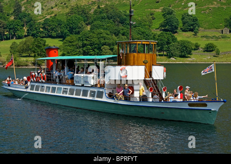 Gens touristes visiteurs à bord du Steamer Raven sur Ullswater En été Lake District National Park Cumbria Angleterre United Royaume-Uni Grande-Bretagne Banque D'Images