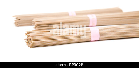 Trois paquets de nouilles soba sarrasin japonais ; isolé sur fond blanc ; Banque D'Images