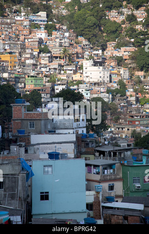 Scène de la Rocinha, la plus grande favela, aka slum ou bidonville, sur les hauteurs de Rio de Janeiro, Brésil. Banque D'Images