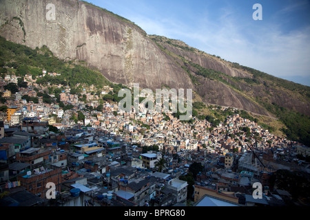 Scène de la Rocinha, la plus grande favela, aka slum ou bidonville, sur les hauteurs de Rio de Janeiro, Brésil. Banque D'Images