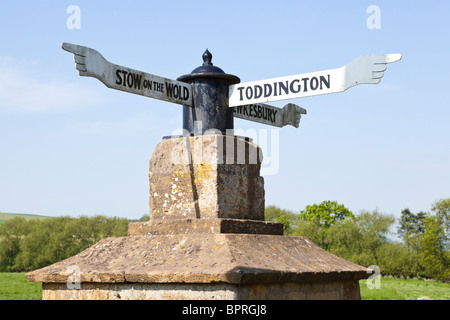 Fingerpost du XVIIIe siècle à côté de la B4077 Stow to Tewkesbury Road à Toddington, Gloucestershire Royaume-Uni Banque D'Images