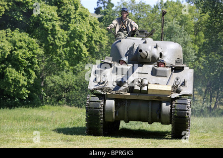 Reconstitution WW2 membres dans un char Sherman de prendre part à une bataille simulée week-end Banque D'Images