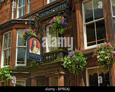 L'extérieur du panneau de pub George Hotel en été Penrith Cumbria Angleterre Royaume-Uni Grande-Bretagne Banque D'Images