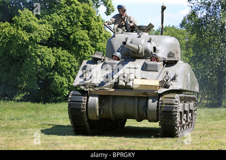 Reconstitution WW2 membres dans un char Sherman de prendre part à une bataille simulée week-end Banque D'Images