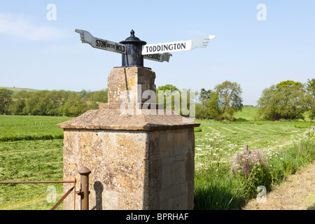 Dix-huitième siècle fingerpost à côté de la B4077 Stow à Tewkesbury Road à Toddington, Gloucestershire Banque D'Images