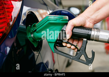 Femme remplissant une voiture avec de l'essence sans plomb, au Royaume-Uni. Banque D'Images