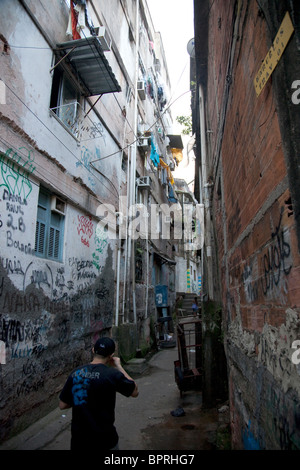 Scène de la Rocinha, la plus grande favela, aka slum ou bidonville, sur les hauteurs de Rio de Janeiro, Brésil. Banque D'Images