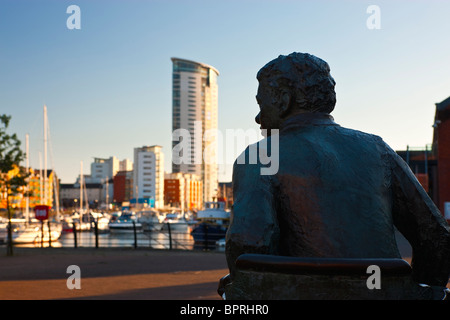 Dylan Thomas Statue Swansea Swansea Swansea Marina quartier maritime de galles au crépuscule Banque D'Images