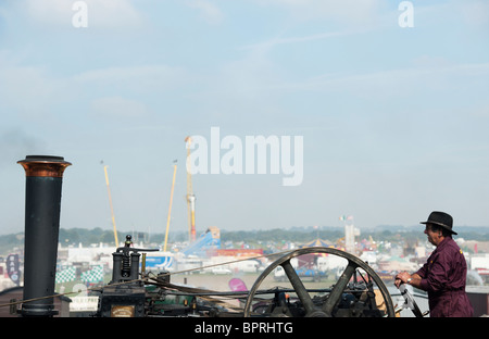 La conduite d'un homme Vintage traction à vapeur à grande vapeur Dorset en Angleterre juste Banque D'Images