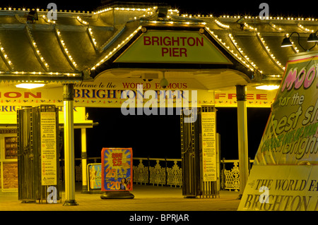 Entrée de la jetée de Brighton est éclairée la nuit, East Sussex England Banque D'Images