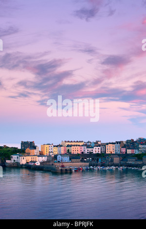 Port de Tenby Tenby, Pembrokeshire Wales au crépuscule Banque D'Images