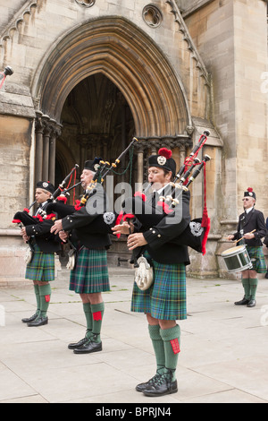 Membres de Harpenden Pipe Band jouer à l'extérieur de l'abbaye de St Albans Banque D'Images