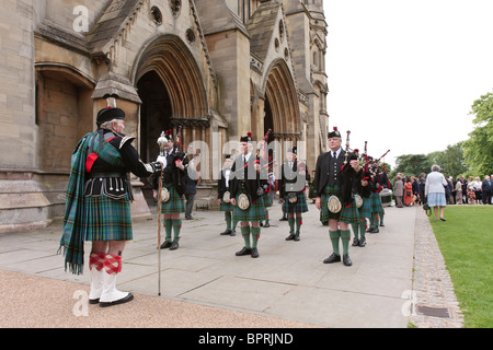 Membres de Harpenden Pipe Band se tient en dehors de l'abbaye de St Albans Banque D'Images