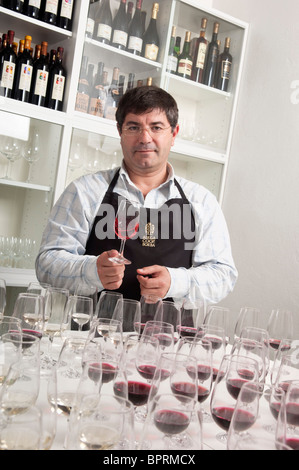 Oscar vigneron Gato d'Adega Cooperativa de Borba Winery, Alentejo, Portugal Banque D'Images