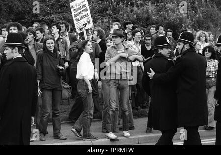 Des porteurs antifascistes s'opposent à la marche du Front National à Nuneaton dimanche août 1980 photo de DAVID BAGNALL Banque D'Images