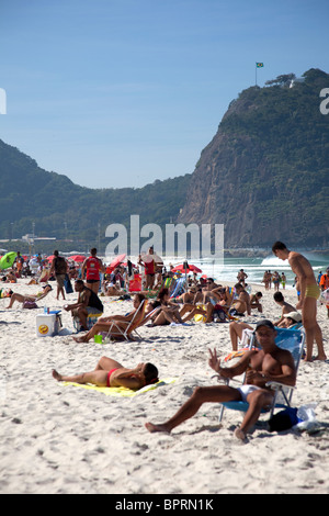 Rio de Janeiro, Brésil, célèbre plage de Copacabana, un paradis de sable blanc accueil à chamois et de minuscules bikinis brésiliens. Banque D'Images