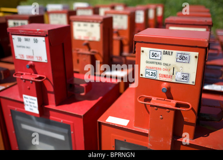 Lignes de l'excédent de boîtes à journaux s'asseoir derrière un bâtiment à Springdale, arche. Banque D'Images