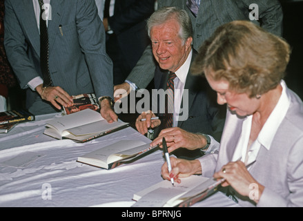 L'ancien président, jimmy et rosalynn carter, Jimmy carter et son épouse, Rosalynn autographes leur livre. 1987 Banque D'Images