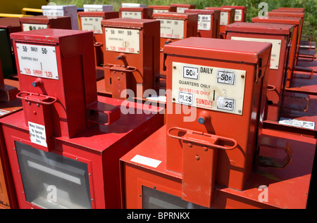 Lignes de l'excédent de boîtes à journaux s'asseoir derrière un bâtiment à Springdale, arche. Banque D'Images